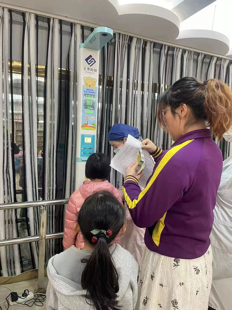 學生體檢現場.jpg 學生體檢現場.jpg