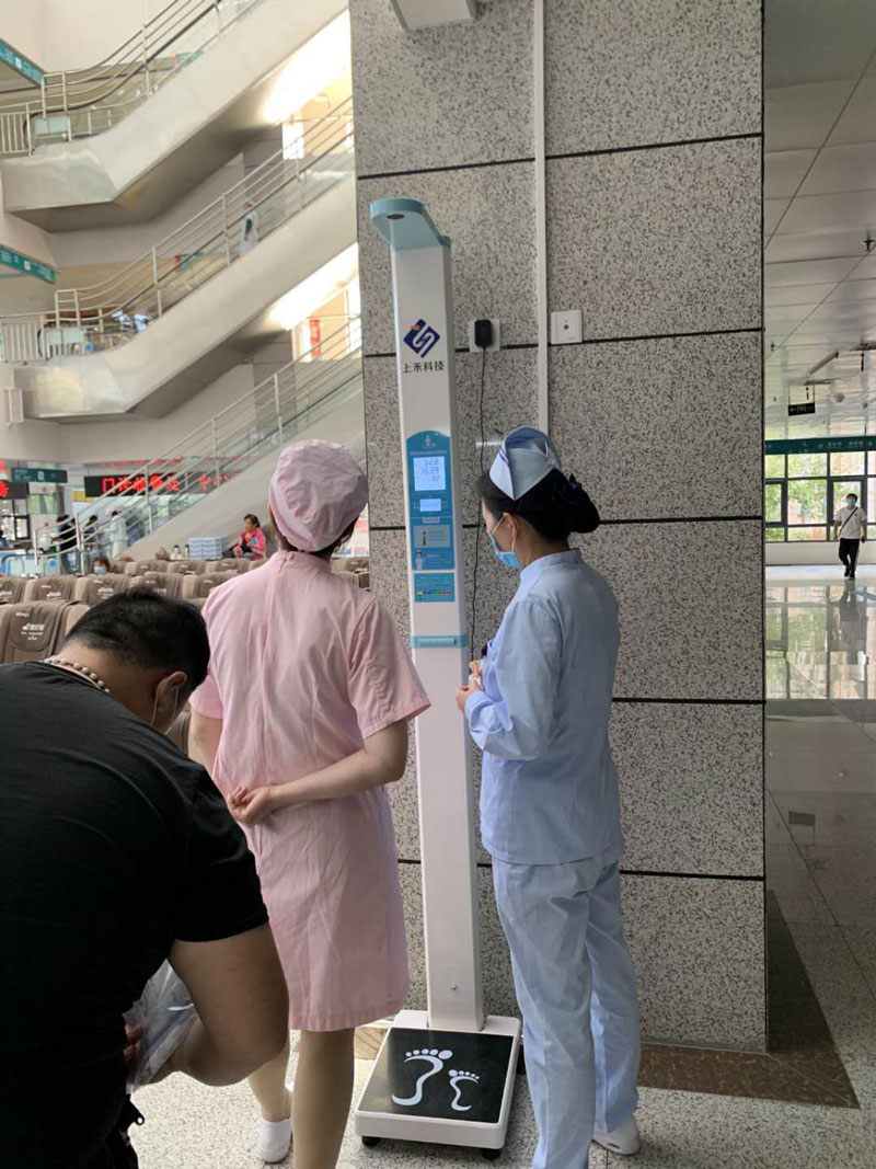 鄭州市人民醫院測身高體重的機器.jpg 鄭州市人民醫院測身高體重的機器.jpg