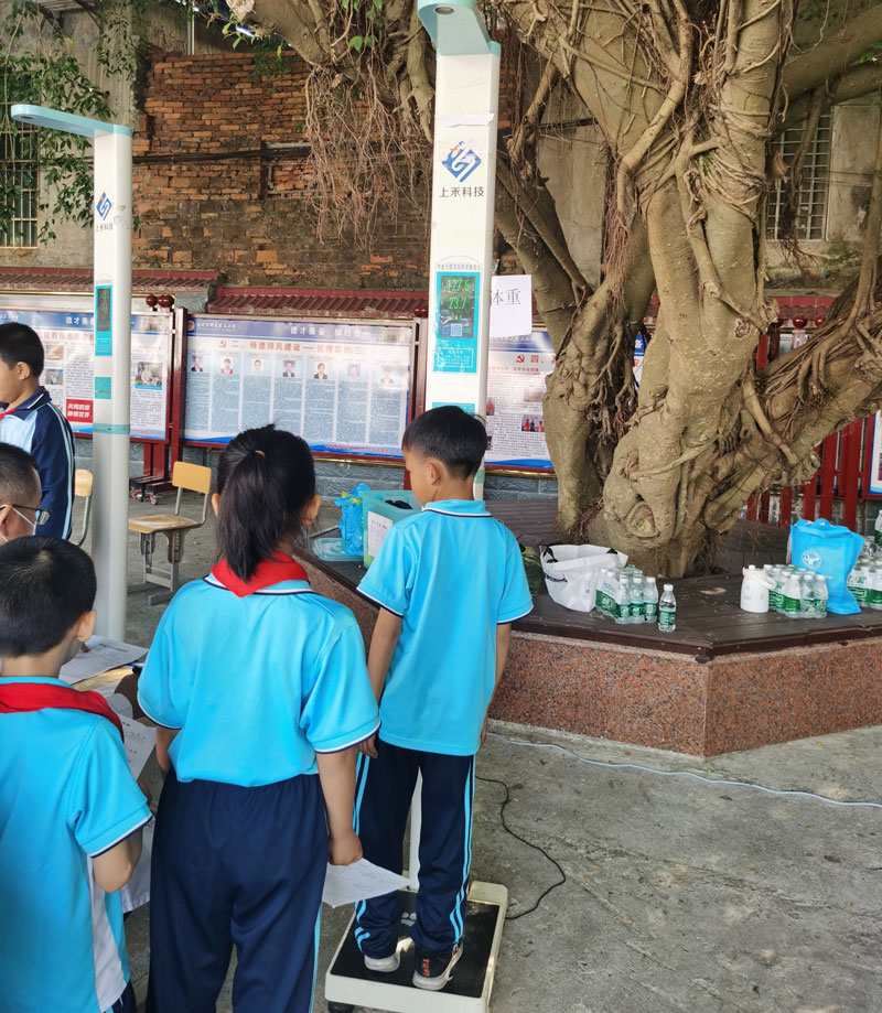 兒童身高體重測量儀使用現場 兒童身高體重測量儀使用現場