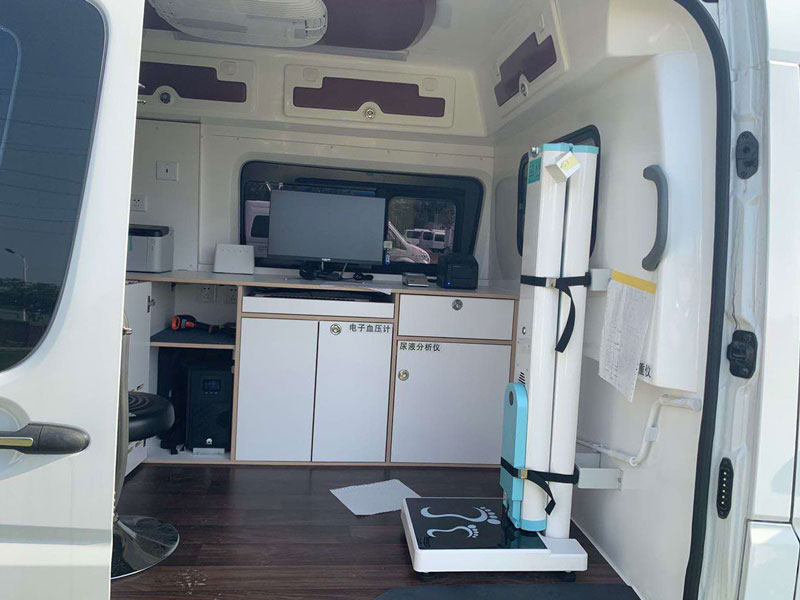 折疊后的身高體重測量儀放在公衛體檢車上 折疊后的身高體重測量儀放在公衛體檢車上