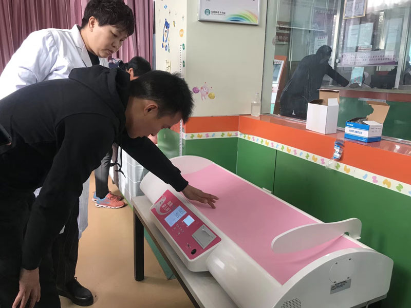 上禾智能臥式幼兒秤調試現場 上禾智能臥式幼兒秤調試現場