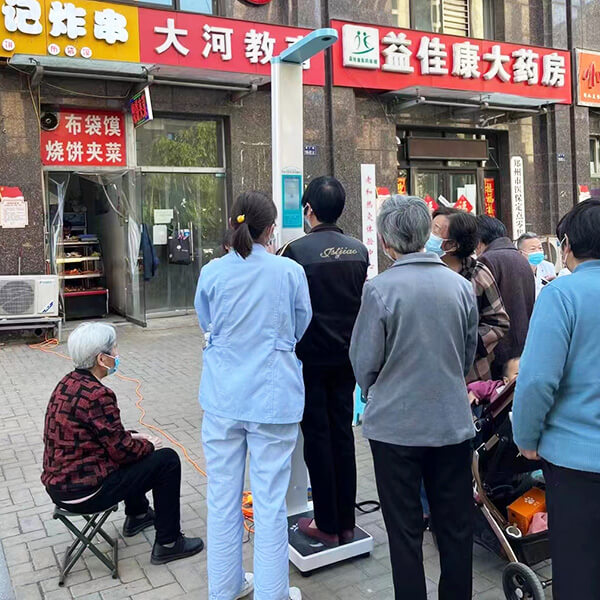 排隊測量身高體重現場 排隊測量身高體重現場
